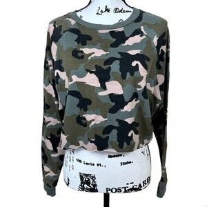 Divided by H&M top green sweatshirt  camo long sleeve  top size L